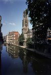 852292 Gezicht op de Oudegracht en de Domtoren te Utrecht, vanaf de Gaardbrug, met links de achtergevels van de huizen ...